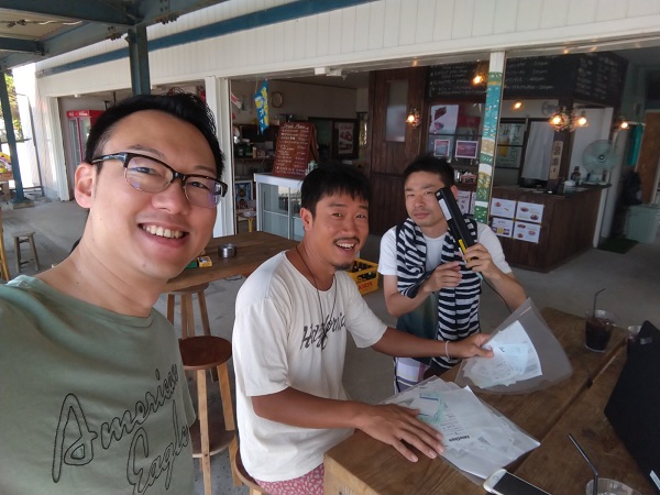 海の家で打ち合わせ中の藤野さん